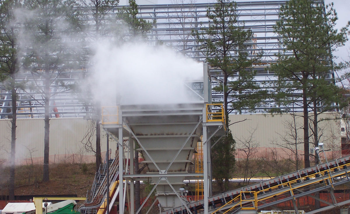 Dust suppression on feed hopper