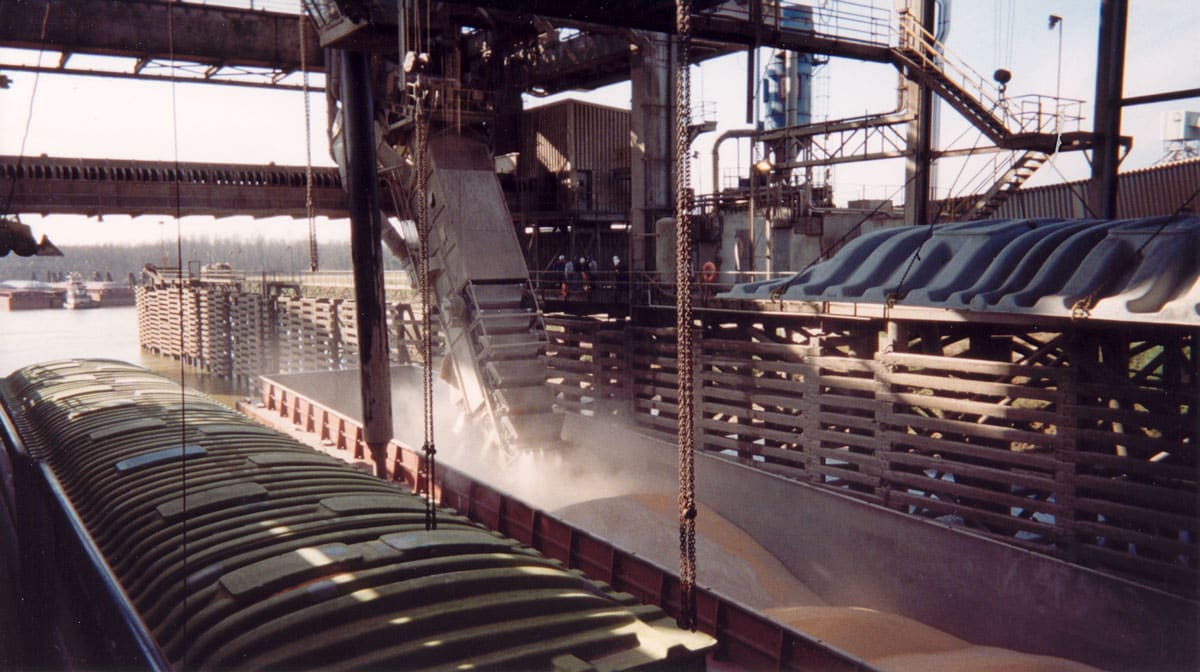 Dust suppression on marine and rail terminal