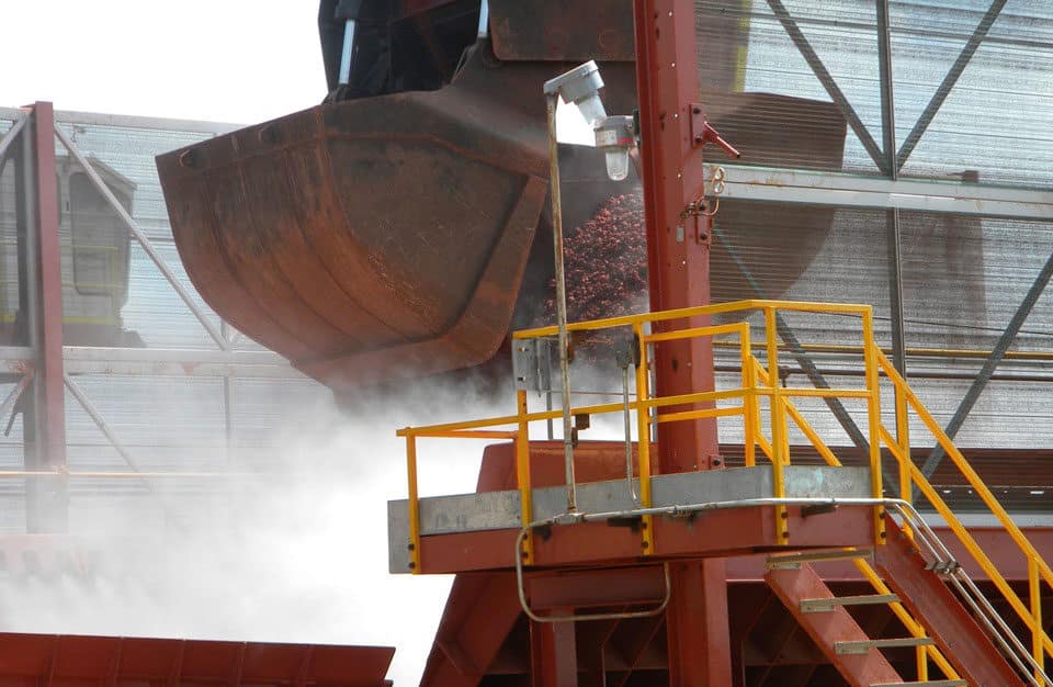 Dust suppression on feed hopper at marine and rail terminal